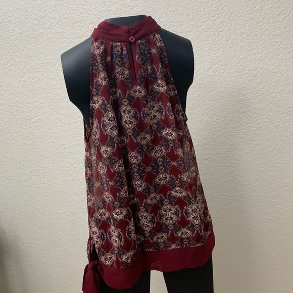 Sleeveless neck buttoned flowy top - Picture 2 of 4